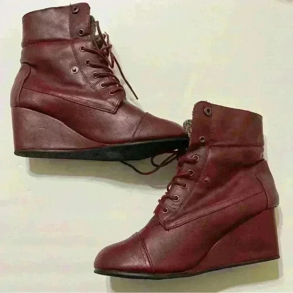 Twisted women’s Sweater knit wedge ankle boots size 9 burgundy - Picture 5 of 11